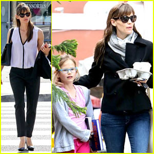 Jennifer Garner Runs Errands Around Town with the Kids