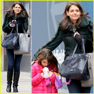 Katie Holmes: Ice Skating Play Date with Suri!