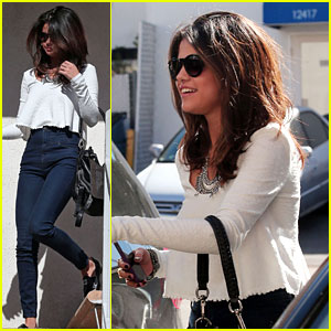Selena Gomez is All Smiles After Leaving Casting Call
