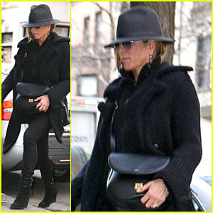 Jennifer Aniston Tries to Go Unnoticed with Fedora in NYC!