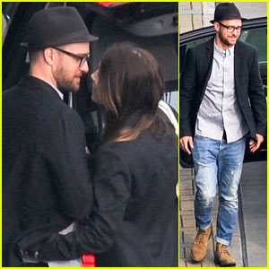 Justin Timberlake & Jessica Biel Kiss at Heathrow Airport!