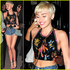 Miley Cyrus Spits Water on Her 'Bangerz' Audience As They Scream For More! (Video)