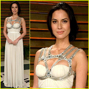 Olivia Munn Shows Off Her Assets at Vanity Fair Oscars Party 2014