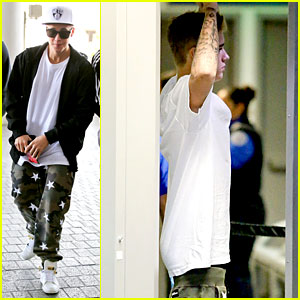 Justin Bieber's Pants Slide Down Super Low at Airport Security