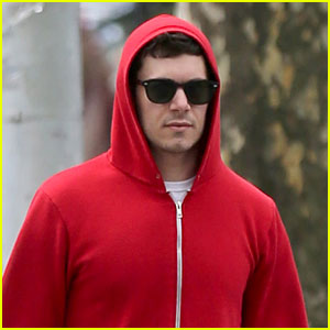 Adam Brody Walks the Dogs While Leighton Meester is Busy on Broadway!