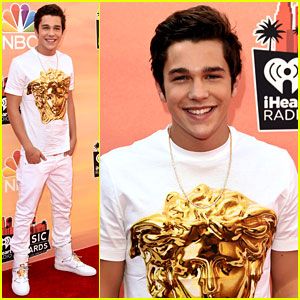 Austin Mahone Is on a Follow Spree at iHeartRadio Music Awards 2014