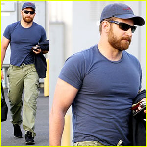 Bradley Cooper Shows Off His Super Beefed Up Body!