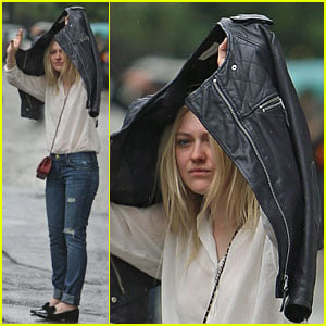 Dakota Fanning Tries to Hail Cab While Hiding from NYC Rain!