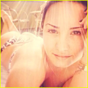 Demi Lovato Shows Off Her Bum in Thong Bikini!