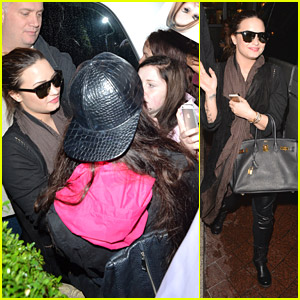 Demi Lovato Thanks Paps Before Stopping For Fans in London | Demi ...