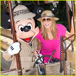 Heidi Klum & Mickey Mouse Navigate the Jungle Cruise at Disneyland!