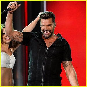 Ricky Martin Brings the House Down with 'Vida' Performance at Billboard Music Awards 2014 (Video)