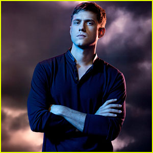 Aaron Tveit Previews Mike's Season Two Return to 'Graceland'!