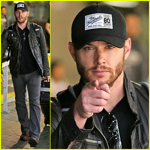 Jensen Ackles Wants You, Points Out Photogs in Vancouver!