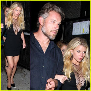 Jessica Simpson Shows Off Her Assets & Looks Amazing!