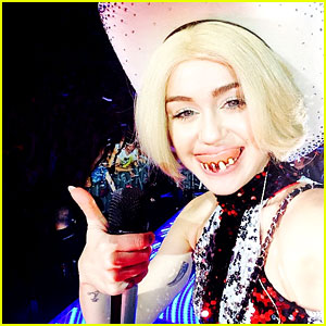 Miley Cyrus Rocks Fake Teeth for Bangerz Concert!