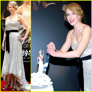 Nicole Kidman Gets Animated While Cutting Her 'Grace of Monaco' Cake in Shanghai