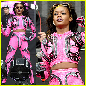 Azealia Banks Rocks Pink Midriff Baring Outfit at Wireless Festival!