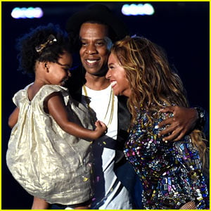 Blue Ivy Presents Mom Beyonce with Award at VMAs 2014!