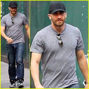 Jake Gyllenhaal's Abs Are Totally Visible Through His T-Shirt!