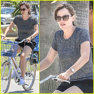 Jennifer Garner Works Her Legs During Bike Ride in Santa Monica