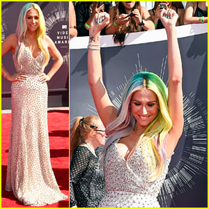 Kesha Throws Her Hands in the Air on the MTV VMAs Red Carpet 2014