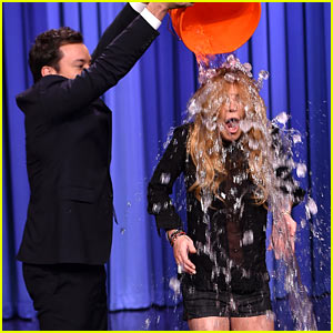Lindsay Lohan Does ALS Ice Bucket Challenge on 'Tonight Show'!