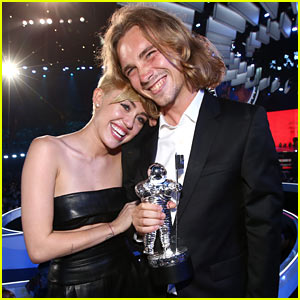 Miley Cyrus Has Homeless Man Accept Her VMA - Watch Video