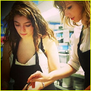 Taylor Swift & Lorde Take a Cooking Class Together (Photo)