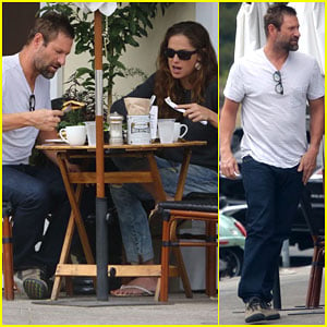 Aaron Eckhart Uses His Time Off to Enjoy Lunch with a Friend