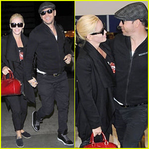 Jenny McCarthy & Donnie Wahlberg Share a Look of Love & Look Adorable