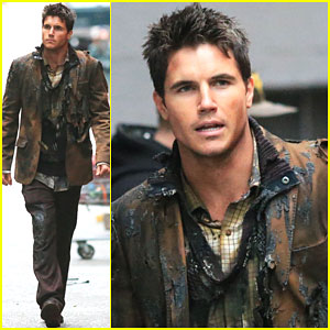 Robbie Amell Hits 'The Flash' Set As Firestorm - See the Pics!