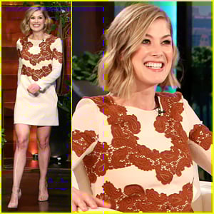 Rosamund Pike Got Naked & Pumped Breastmilk at the BAFTAs Ellen