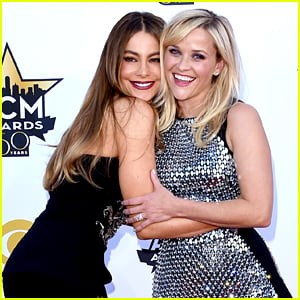 Reese Witherspoon & Sofia Vergara Have Fun on the ACM Awards 2015 Red Carpet!
