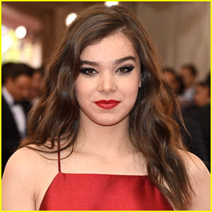 Hailee Steinfeld's Solo 'Flashlight' Video for 'Pitch Perfect 2 ...
