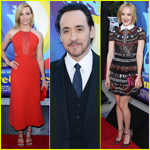 Elizabeth Banks Is Red Hot at 'Love & Mercy' Los Angeles Premiere - Watch Clip Here!