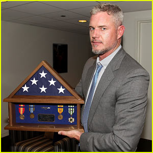 Eric Dane Accepts Navy Medals Earned By His Late Father