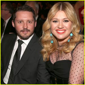 Kelly Clarkson Announces She's Pregnant at Concert! (Video)
