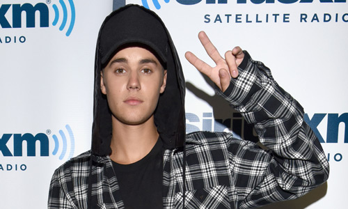 Justin Bieber Favorites Tweet About Full Frontal Paparazzi Pics