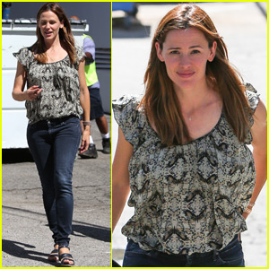 Jennifer Garner Keeps Busy in Los Angeles While Ben's In Boston
