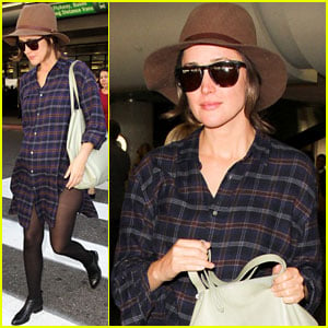 Rose Byrne is Pregnant, Covers Baby Bump in Loose Shirt!