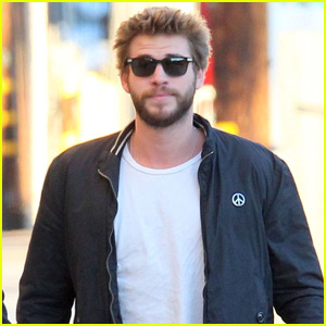 Liam Hemsworth Carried Jennifer Lawrence's Handbag for Her During Great Wall of China Trip