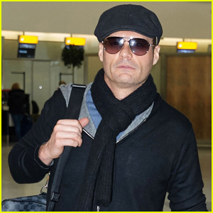 Ryan Seacrest Flies Out of London After Thanksgiving Holiday