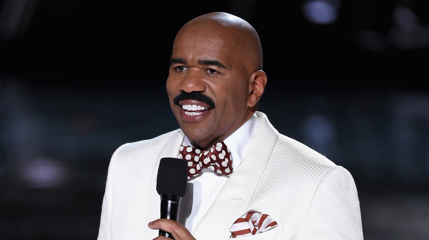Steve Harvey Jokes About His Miss Universe Flub on Christmas