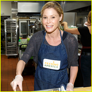 Julie Bowen Serves Up Holiday Meals to the Homeless