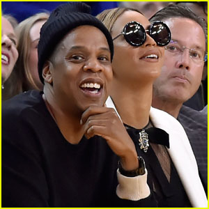 Beyonce & Jay Z Sit Courtside at Golden State Warriors Game Ahead of Her Super Bowl 2016 Performance