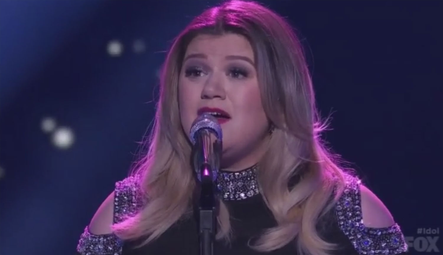 Kelly Clarkson Performs on ‘Idol’ While 8 Months Pregnant (Video