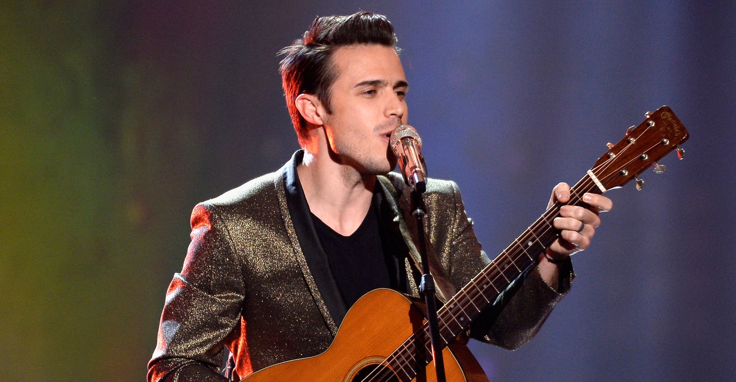 Idol’s White Guys With Guitars Perform David Bowie Tribute!