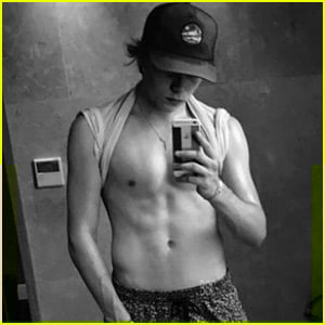 Brooklyn Beckham Posts New Shirtless Selfie on Instagram! | Brooklyn