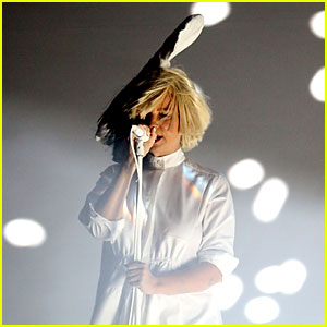 Sia's Face Accidentally Revealed During Concert